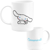 Caneca branca para fãs de Cinnamoroll, com o desenho do personagem de um lado e o seu nome do outro.