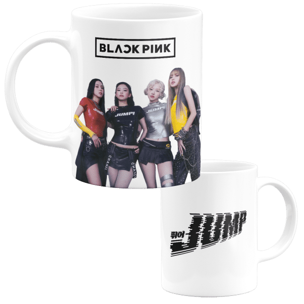 Caneca branca para fãs de Blackpink com foto do grupo de um lado e o logo Jump do outro.